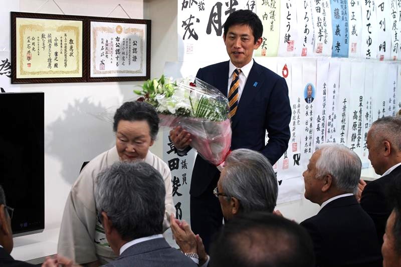 支持者から花束を受け取る自民党の小林氏＝２７日、八千代市
