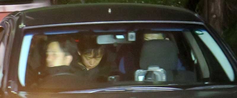 監禁容疑で逮捕後、市川署に護送されてきた藤井柊容疑者（中央）＝１０月１７日、市川市
