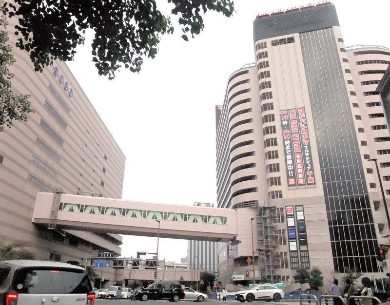 そごう千葉店の別館を改装し１５日に開業する「ヨドバシＨＤ千葉ビル」（右）＝６日、千葉市中央区