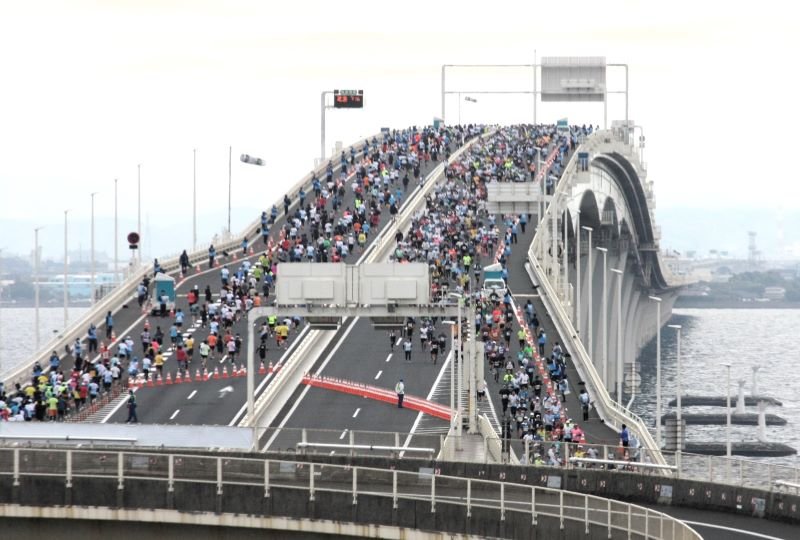 東京湾アクアラインを快走するランナー＝１０日（海ほたるパーキングエリアから撮影）