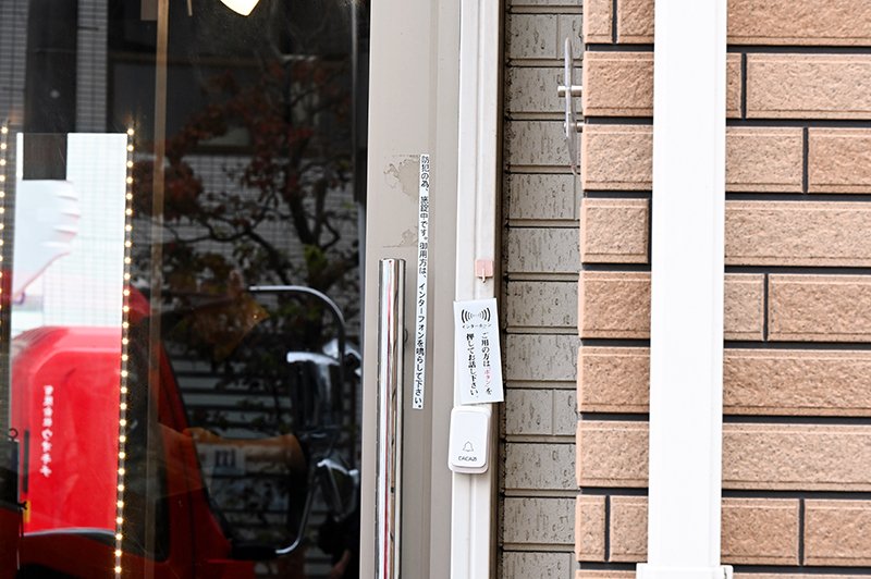 強盗予備事件で、男らが開けようとしたという店のドア＝１０月２４日、船橋市宮本