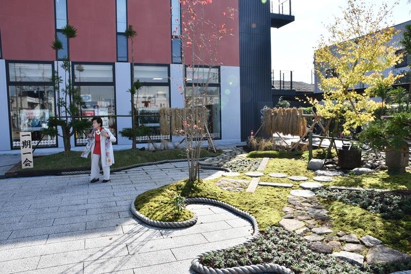 米どころの水郷地帯の景色などを表現した日本庭園「一期一会」＝１日、香取市
