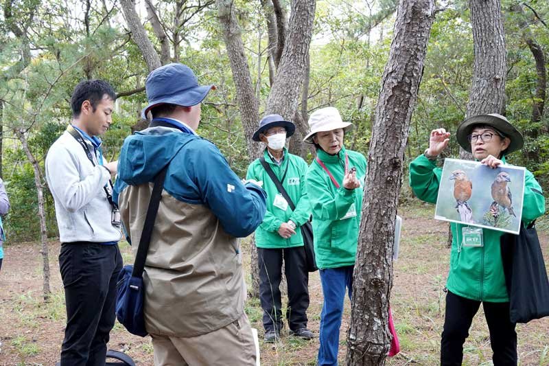 「銚子ジオパークの森」でガイドを受ける現地調査員（左）＝銚子市
