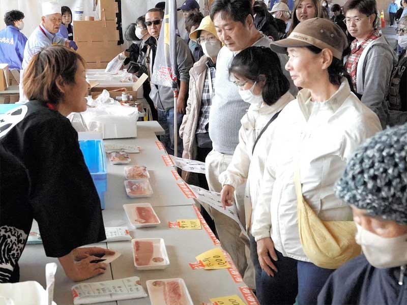 買い物客でにぎわう生マグロ販売コーナー＝３日、銚子市