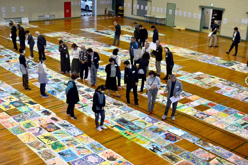 中央審査会で優秀作品を選定する審査員ら＝２日、千葉市立本町小