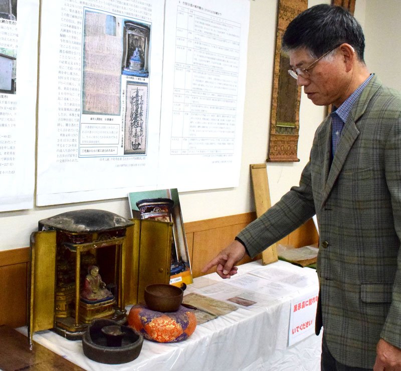 今年３月の調査で新たに確認された一塔両尊像と日蓮聖人像を説明する小川さん＝茂原市