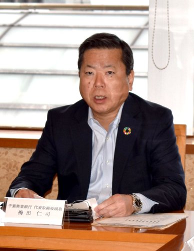 コスモス交通安全協力会理事会であいさつする梅田会長＝６日、千葉市中央区