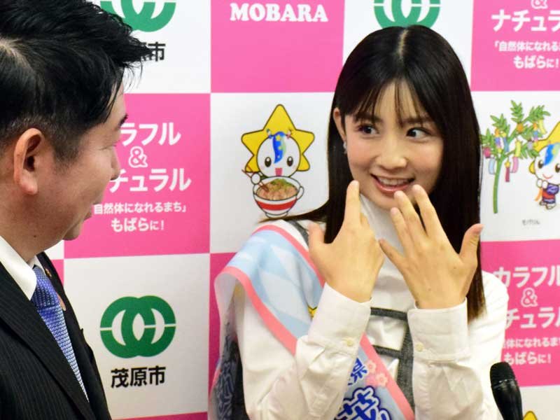 茂原市の市原市長と話す小倉さん（右）＝１１日、市役所