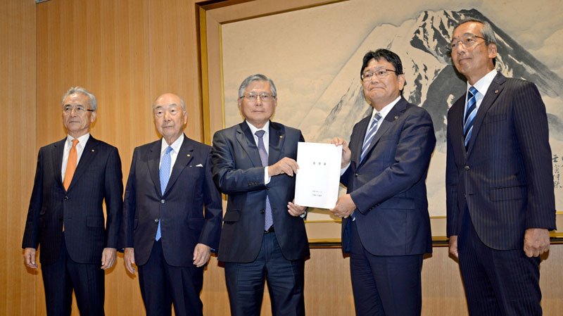 神谷市長（右から２人目）に要望書を手渡す佐久間会頭（同３人目）と、副会頭の３人＝８日、千葉市役所