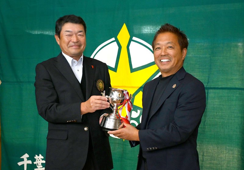 初優勝に輝いた中上（右）＝船橋カントリークラブ