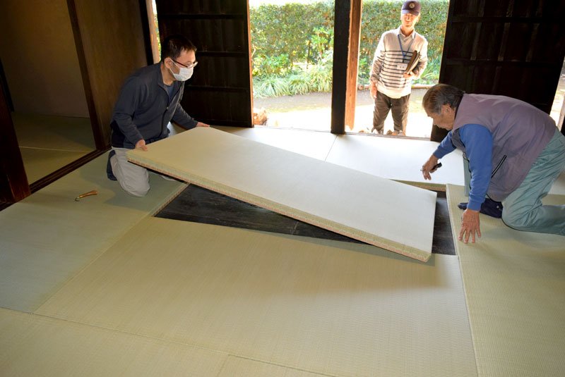 旧大沢家住宅で行われた畳の入れ替え作業＝１３日、習志野市