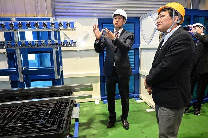 工場内を視察する神谷市長（右）＝千葉市緑区