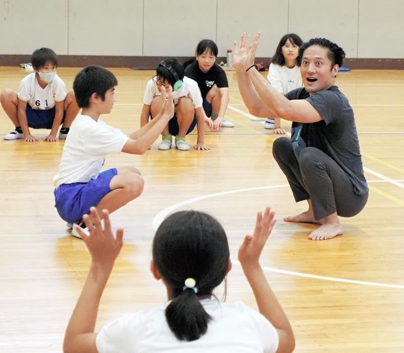自由自在な身体表現の魅力を児童に伝える杉本さん（右）＝木更津市
