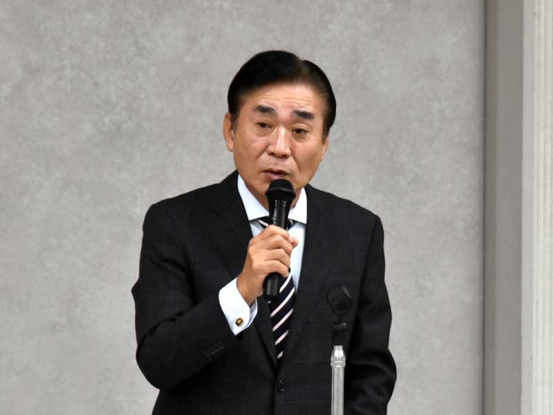 あいさつをする河崎統括責任者＝千葉市中央区