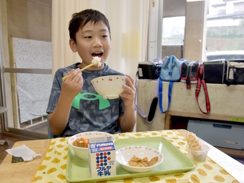 佐倉市の特別給食「城下町佐倉・江戸ぐるめ」を西田市長や生産者とともに味わった児童＝市立間野台小