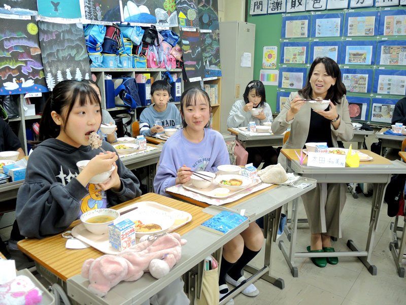 地元の食材を調理した特別給食を楽しむ児童たち。太田市長（右）も席を並べ味わった＝１５日、柏市