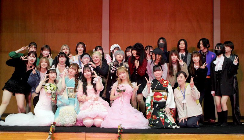 学生がモデルとなりファッションショーを披露した＝１６日、千葉市稲毛区の千葉経済大学短期大学部
