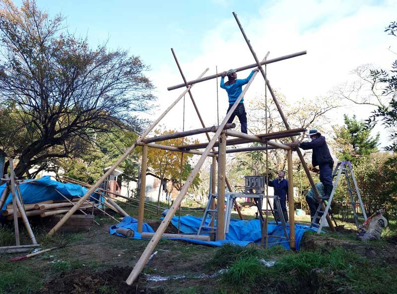 森ラジオステーション×森遊会のメンバーらによって制作が進められる縄文小屋＝市原市