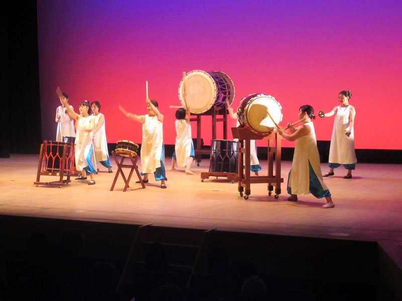 「手児奈舞ふ」を演奏する女性だけの創作和太鼓チーム「手児奈太鼓」＝市川市
