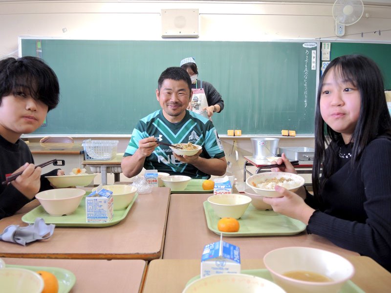 松戸市立矢切小学校で、市とロケッツが共同で考案した「パワー飯」を児童と元日本代表の田中さんが味わった＝２０日