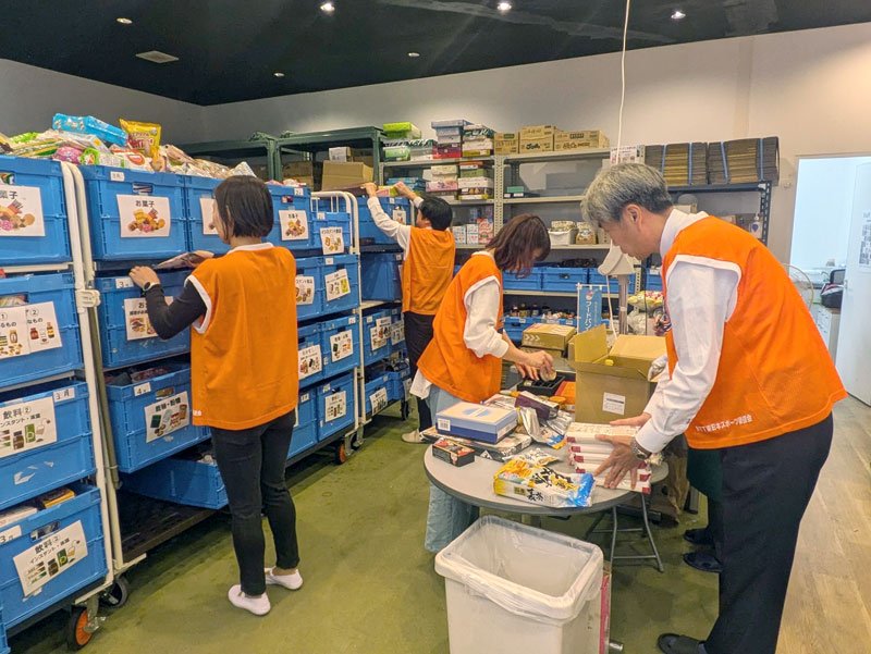 寄せられた食料品を種類ごとなどに整理する「仕分け隊」＝千葉市中央区