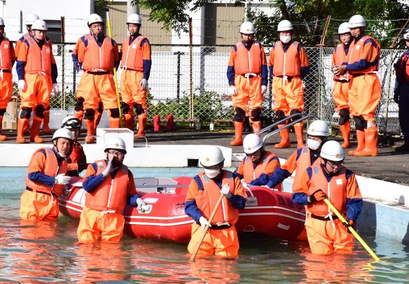 ボートを使った救助訓練に臨む消防団員＝２４日、茂原市
