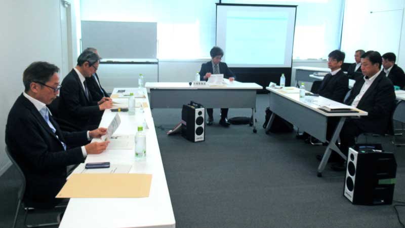 浦安市役所で開かれた同市宿泊税導入検討委員会＝２６日、同市