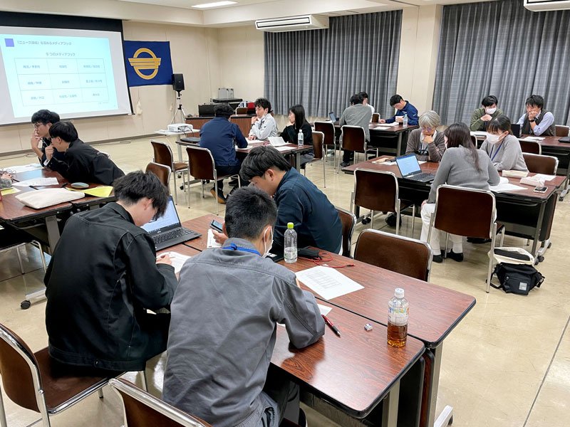 プレスリリースの文章を作り替えるワークショップに取り組む職員＝鋸南町役場