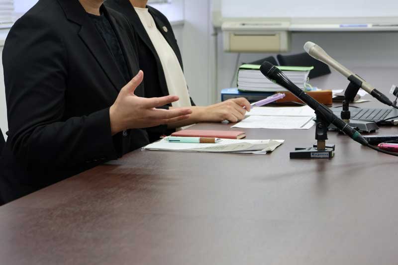 記者会見で事件の経緯について説明する被害女性＝１０月、千葉市内