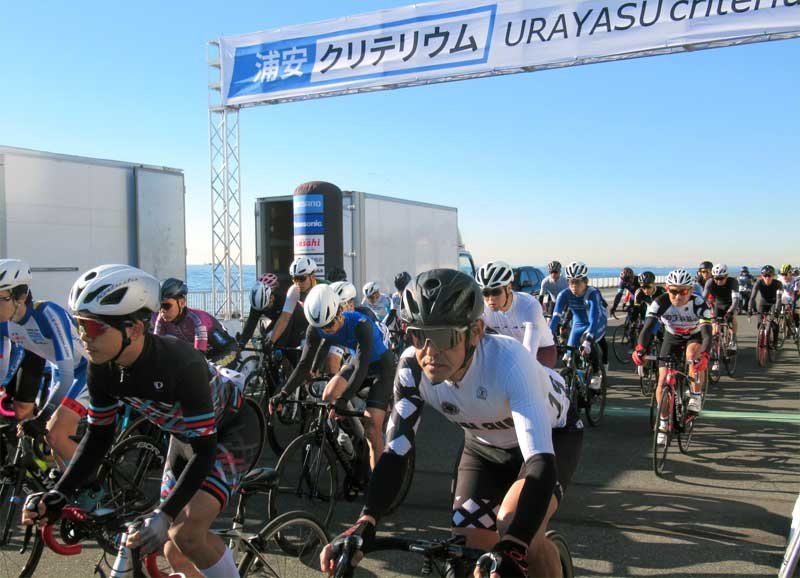 東京湾を背景にプロもアマも疾走　本格市街地自転車レース「浦安クリテリウム」初開催