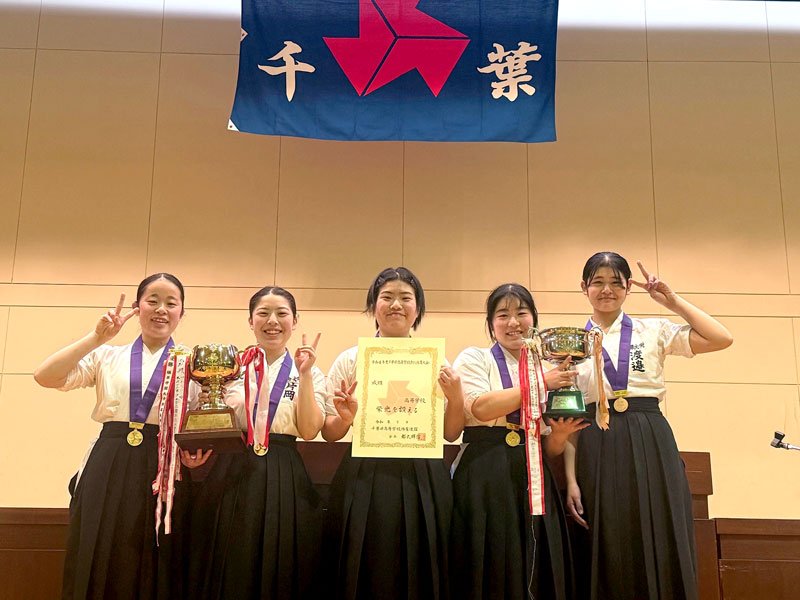 女子団体優勝の植草学園大付（県高体連提供）