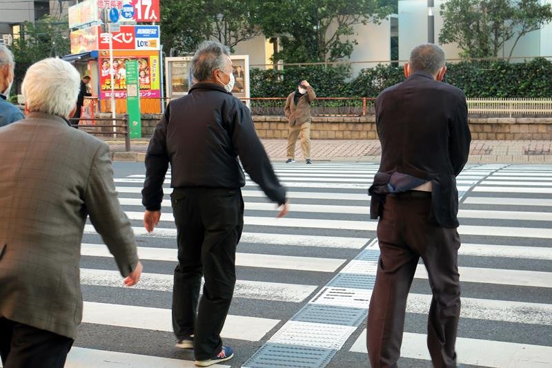 強い風で服が乱れたり、帽子を押さえたりする人の姿も＝２８日午後１時４０分ごろ、千葉市中央区