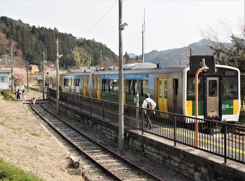 上総亀山駅に停車する久留里線の列車＝君津市
