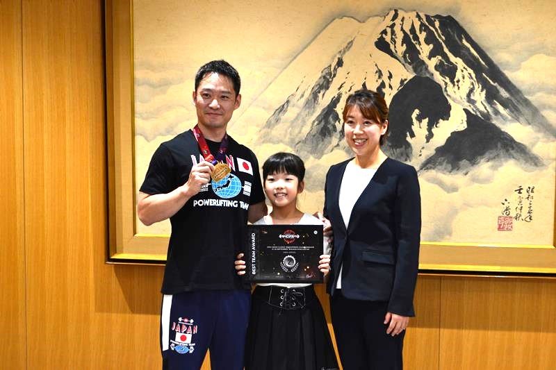 ベンチプレスのアジア大会で優勝した高橋選手（左）と妻の静代さん（右）、娘の里花さん＝千葉市役所
