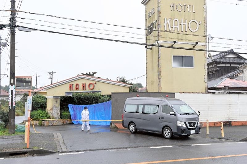 事件発覚から一晩が明けた現場のホテル。千葉県警の捜査本部が現場検証を行った＝２日午後０時１０分ごろ、市原市中高根