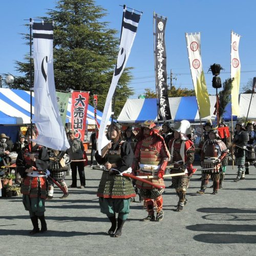 仮装行列などが繰り広げられた「第５回酒々井・千葉氏まつり」＝２４日、酒々井町