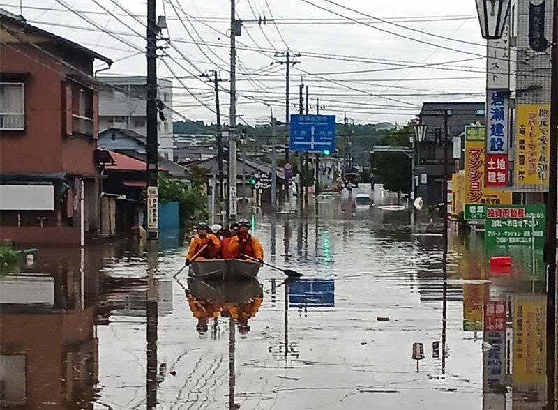 冠水した道路で救助活動する消防のボート＝９月８日午後５時５分ごろ、茂原市八千代