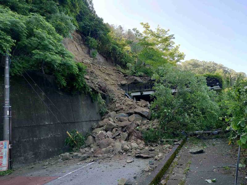 崩落した土砂で埋まった市原市の県道＝６月１９日（千葉県提供）