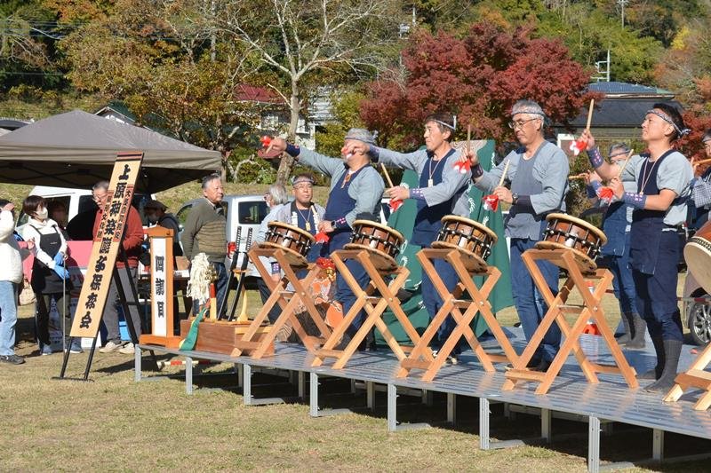 「大多喜祭り囃子」で演奏する保存会＝３０日、大多喜町
