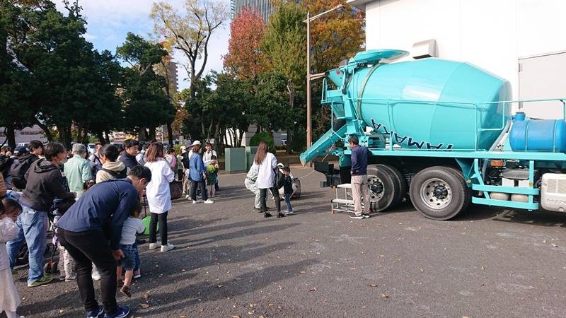 約４００人が参加したコンクリートミキサー車の荷卸し体験＝千葉市中央区
