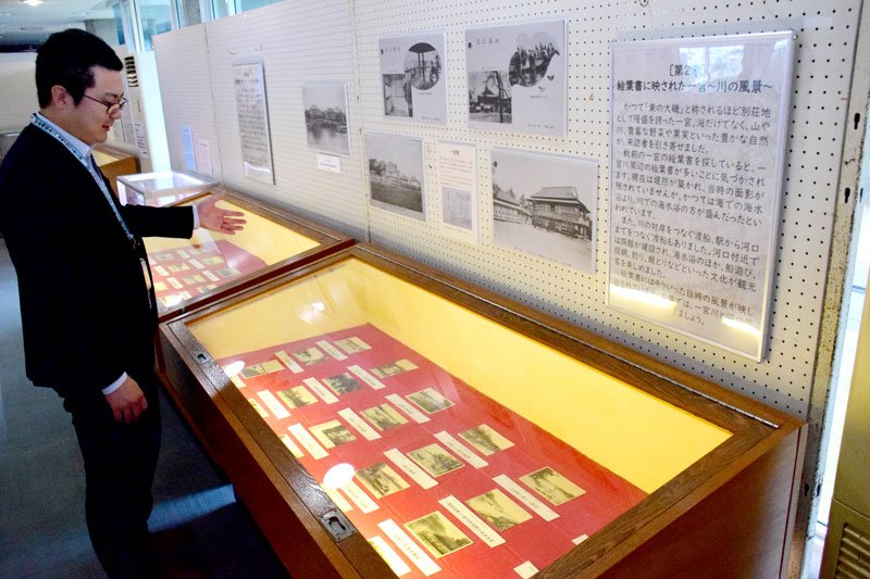 明治から昭和の一宮町を写した絵はがきの企画展示＝同町中央公民館