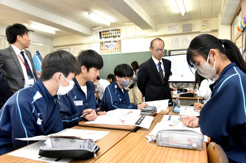 末満参事官（中央）に質問しながらグループワークをする生徒＝２９日、君津市