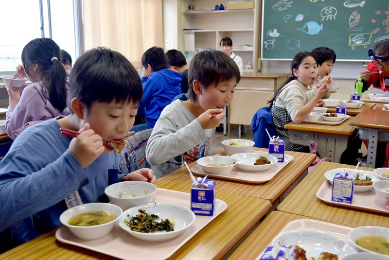 豆腐とコノシロのまさご揚げを味わう児童ら＝１１月１５日、船橋市立湊町小