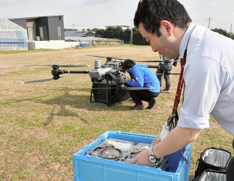物流ドローンを活用し弁当を運ぶ実証実験が始まった＝４日、東庄町
