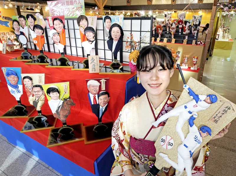 角田選手や高野ＣＥＯなど、明るい話題を提供した時の人を描いた「変わり羽子板」が披露された＝３日午前、東京都台東区（共同）