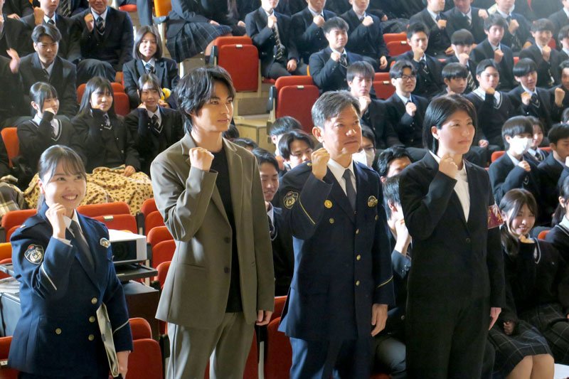 生徒たちと一緒に闇バイト加担防止の決意を示すポーズを取る神尾楓珠さん（左から２人目）＝５日、浦安市の東海大付属浦安高校