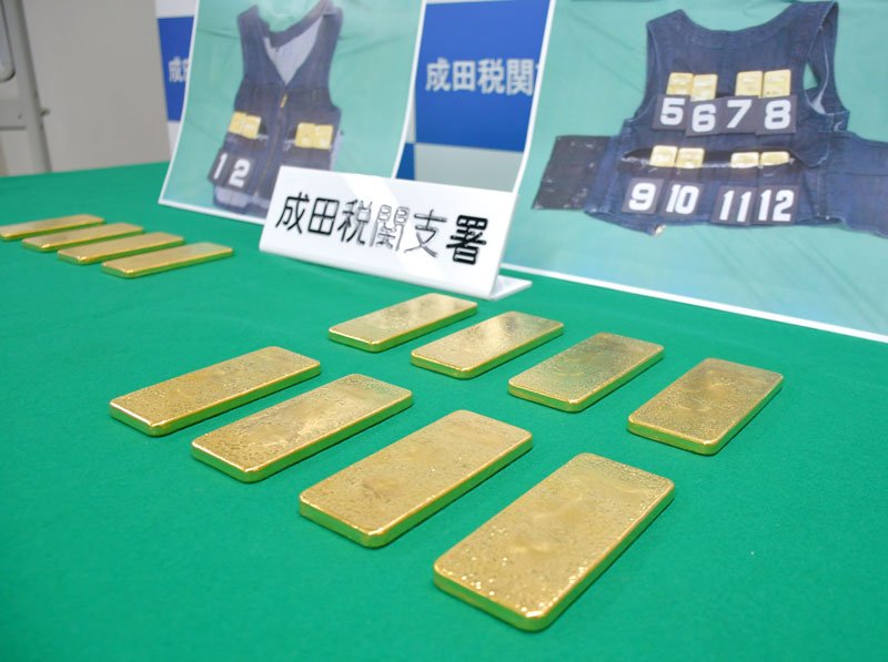密輸事件で見つかった金地金＝５日、成田市の東京税関成田支署