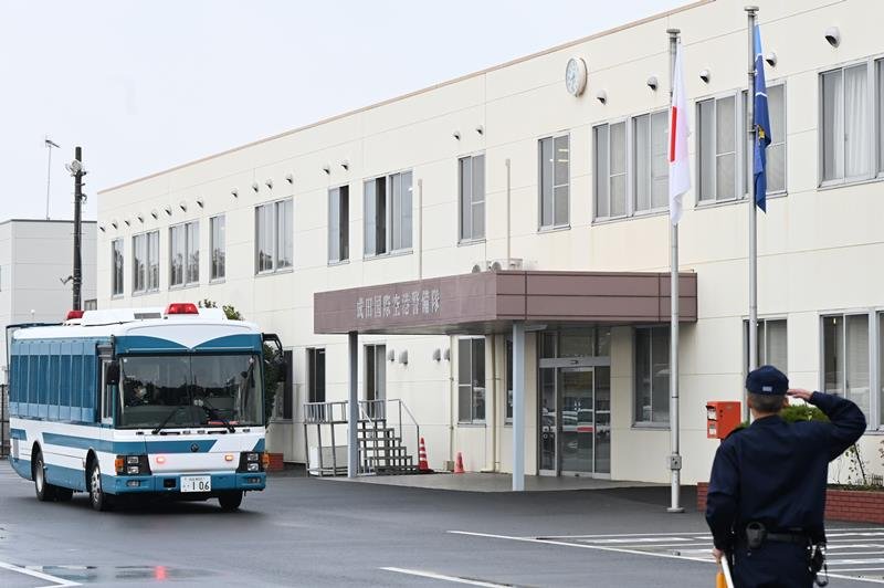朝、空港の警備のため隊員らが警察車両に乗り出動した＝１１月２７日、成田市三里塚の成田国際空港警備隊
