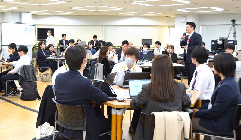 ビジネスプランを提案する「まくはリンピック」の参加者ら＝千葉市美浜区のウェザーニューズ

