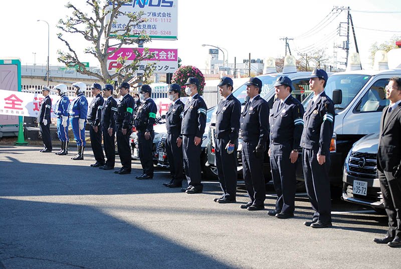 小学生元気よく啓発ダンス　冬の交通安全運動スタート　千葉北署で「パトロール出発！」　事故防止呼びかけ